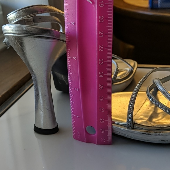 Silver Heels - Picture 5 of 6